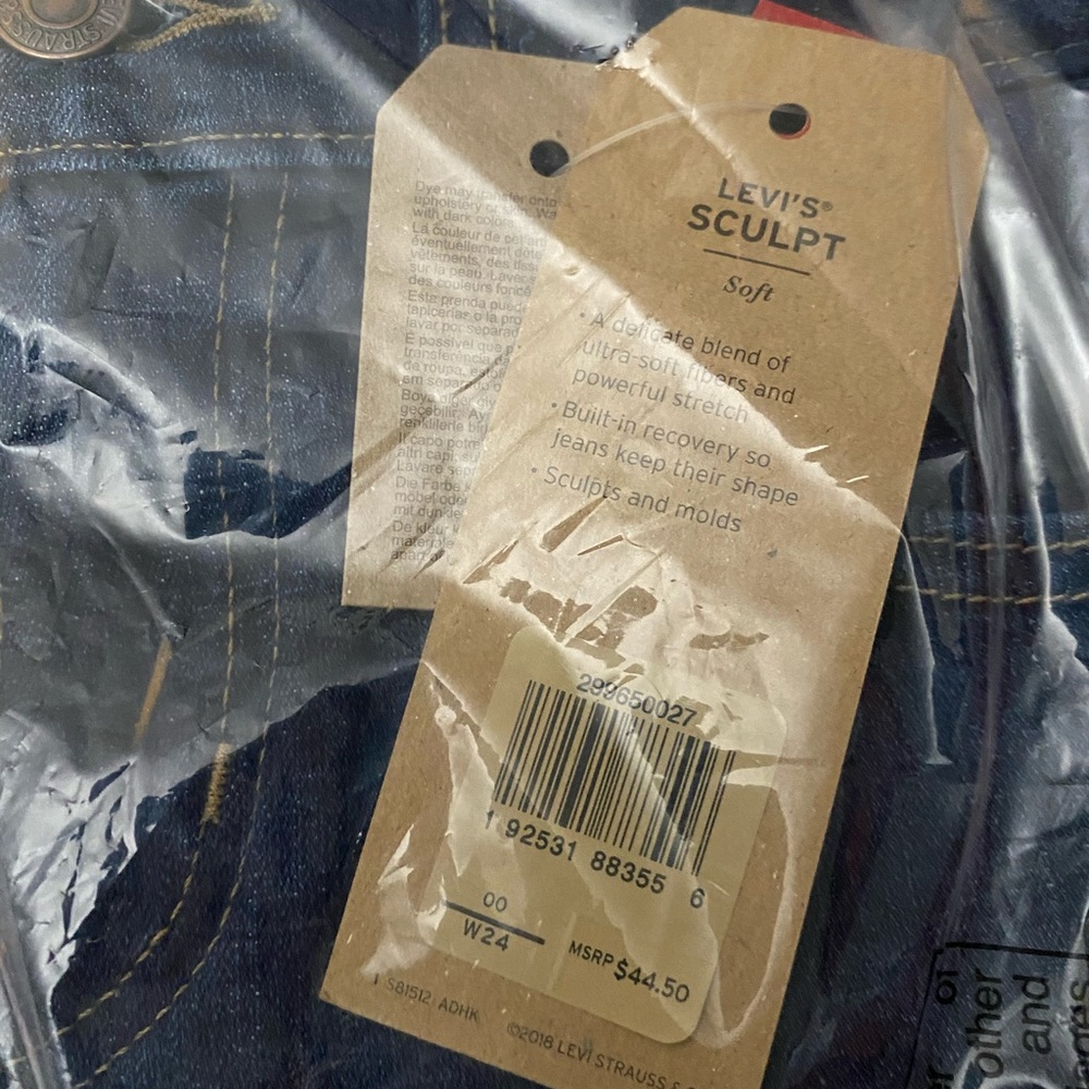 Levi’s mid length shorts NWT - Picture 5 of 5
